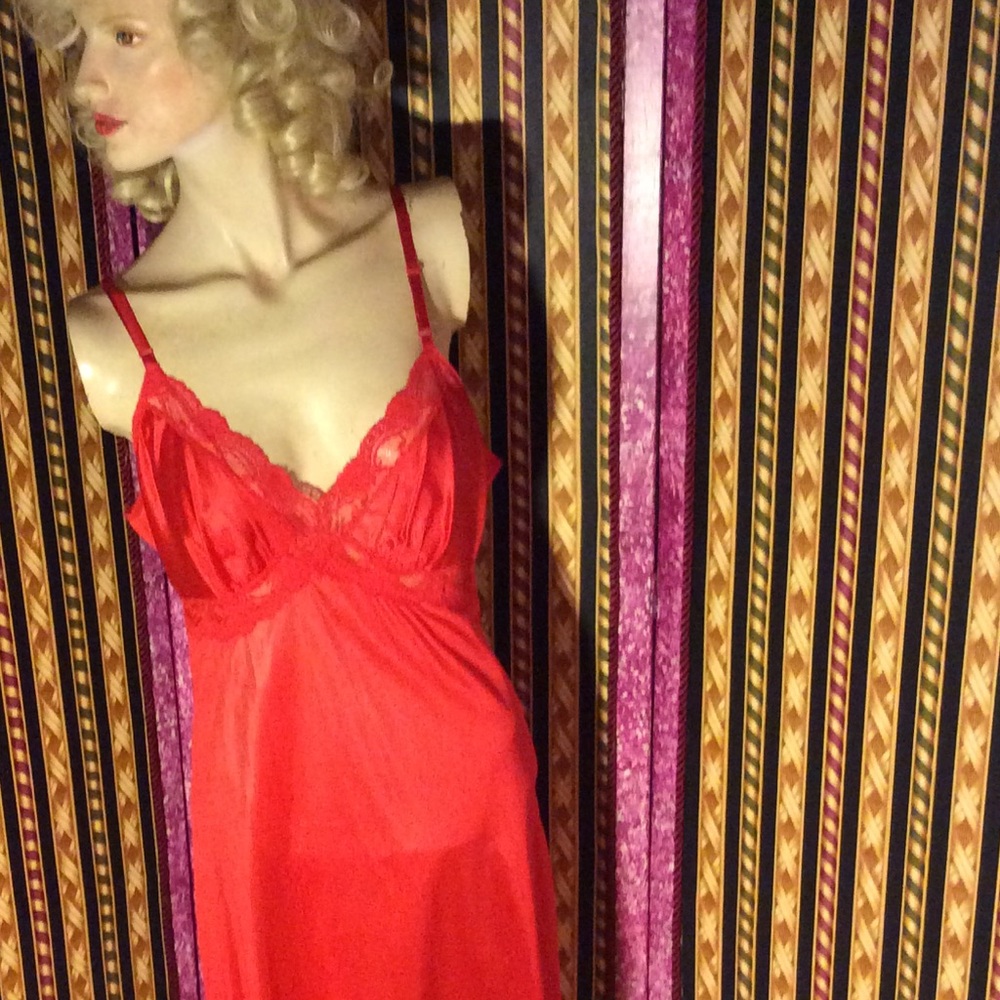 Beautiful red lace trimmed slip - Picture 3 of 4